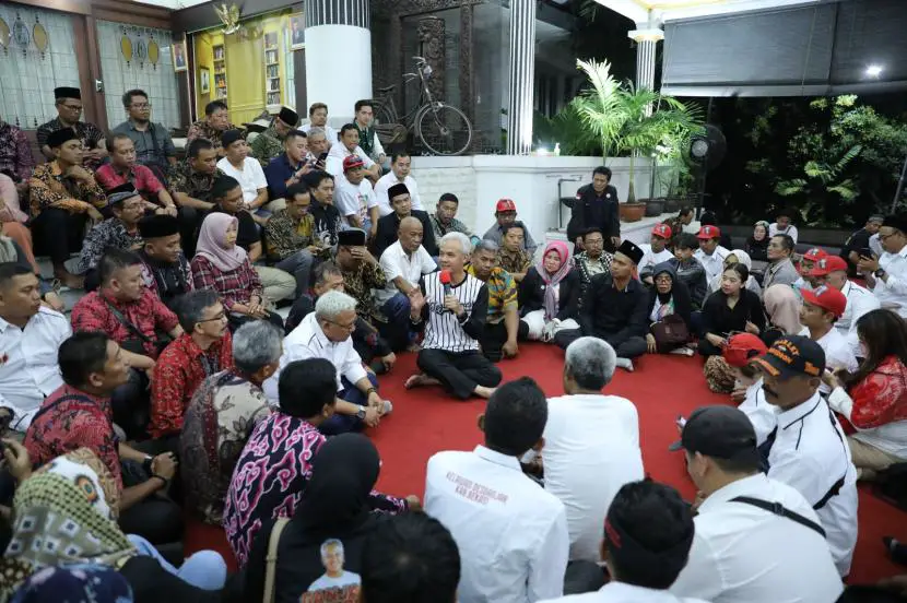 Ratusan relawan desa yang tergabung dalam Desa Untuk Ganjar Des Ganjar Provinsi Jawa Barat Jabar bertemu bakal calon presiden bacapres 2024 Ganjar Pranowo di Kota Semarang Jateng