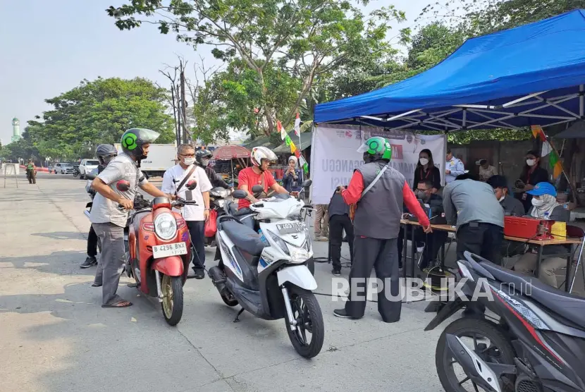 Aktivitas uji coba perdana tilang uji emisi kendaraan bermotor di Jalan Perintis Kemerdekaan Jakarta Timur Jumat 2582023