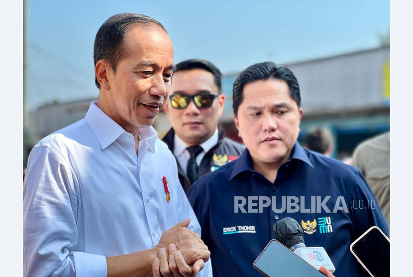 Presiden Jokowi didampingi Menteri BUMN Erick Thohir saat meninjau harga kebutuhan pokok di Pasar Parungkuda Kabupaten Sukabumi Jumat 482023