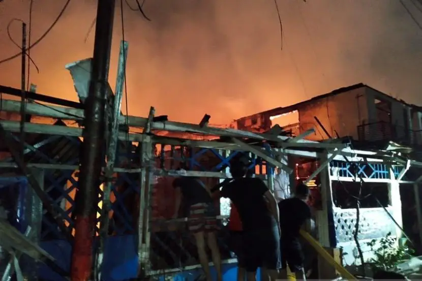 Warga berhamburan saat kebakaran hebat melanda di kawasan permukiman RW 08 Keluruhan Petojo Selatan Gambir Jakarta Pusat Rabu 2482023 malam