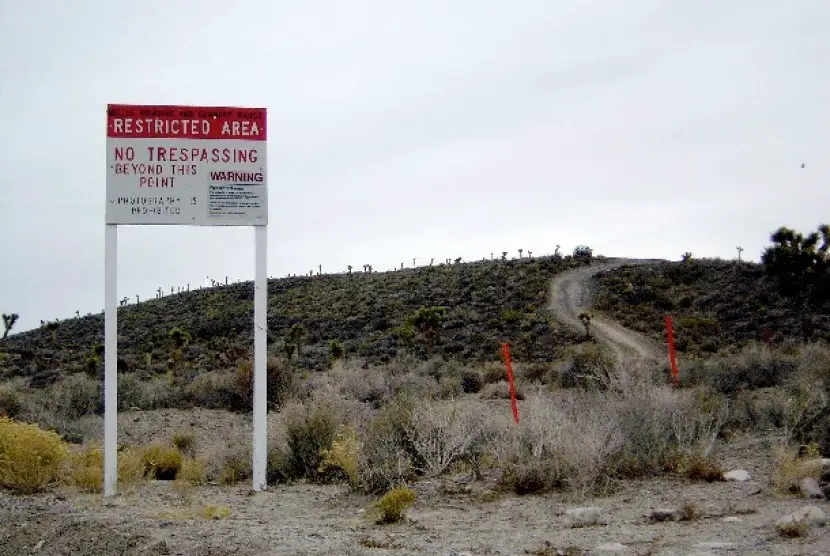 Tanda dilarang masuk ke Area 51 yang diduga sebagai tempat penelitian UFO