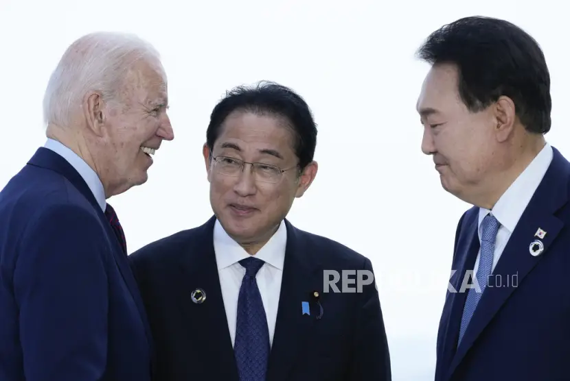 Presiden Joe Biden kiri berbicara dengan Perdana Menteri Jepang Fumio Kishida dan Presiden Korea Selatan Yoon Suk Yeo lkanan