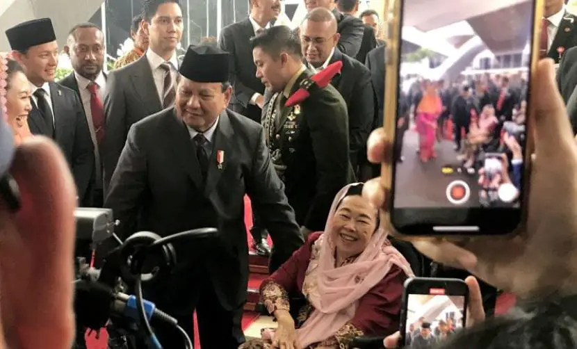 Menhan Prabowo Subianto cium tangan Ibu Sinta Nuriyah disaksikan Yenny Wahid di pelataran Gedung Nusantara Kompleks MPRDPR RI Jakarta Rabu 1682023