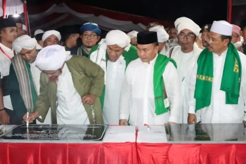 Guru Mulia Al Habib Umar Bin Hafidz didampingi Gubernur Kalteng Sugianto Sabran melakukan peletakan batu pertama pembangunan Pondok Pesantren Ponpes Darul Iman