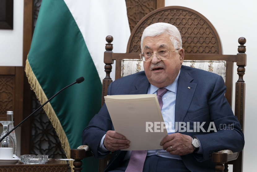 Presiden Palestina Mahmoud Abbas berbicara saat bertemu dengan Menteri Luar Negeri AS Antony Blinken Minggu 27 Maret 2022 di kota Ramallah Tepi Barat