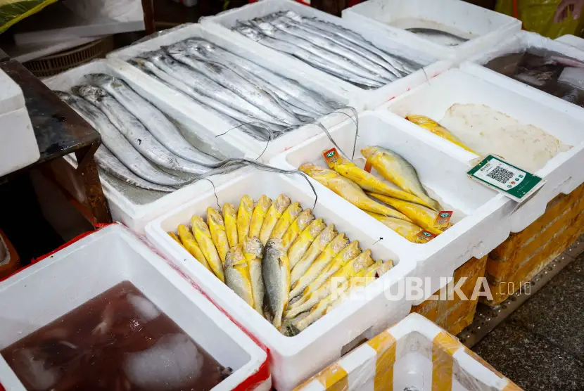 Berbagai ikan dipajang di pasar makanan laut ilustrasi
