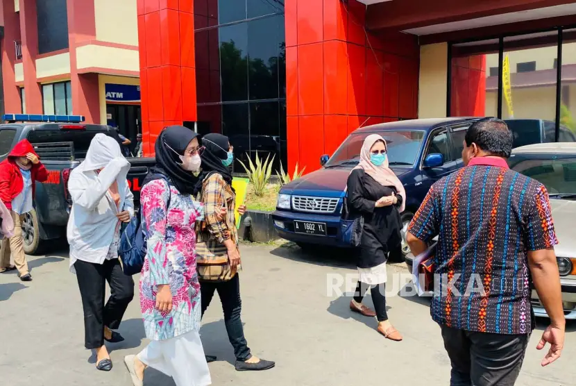 Juru Bicara RS Sentosa Bogor Gregg Djako mendampingi tujuh nakes dalam pemeriksaan kasus bayi tertukar di Polres Bogor Rabu 1682023