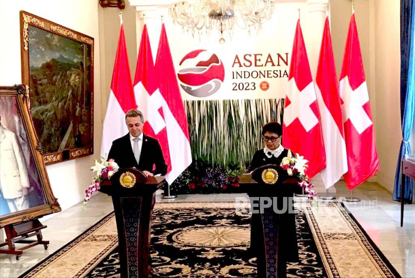 Menteri Luar Negeri Menlu RI Retno Marsudi menerima kunjungan Menlu Swiss Ignazio Cassis di Gedung Pancasila Kementerian Luar Negeri Jakarta Rabu 282023 Ini merupakan kunjungan resmi pertama Cassis ke Indonesia