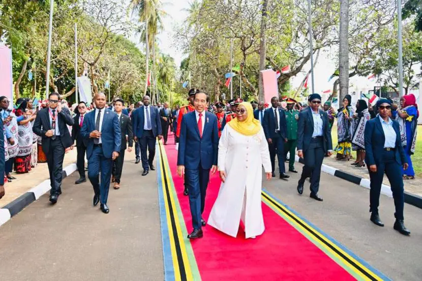 Presiden Joko Widodo bersama Presiden Samia Suluhu Hassan berjalan berdampingan menuju Kikwete Hall Dar Es Salaam State House Dar Es Salaam Republik Persatuan Tanzania
