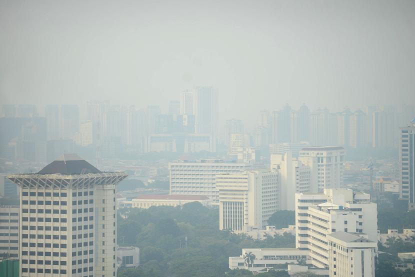 Suasana gedung gedung bertingkat yang tertutup oleh kabut polusi di Jakarta Selasa 2572023