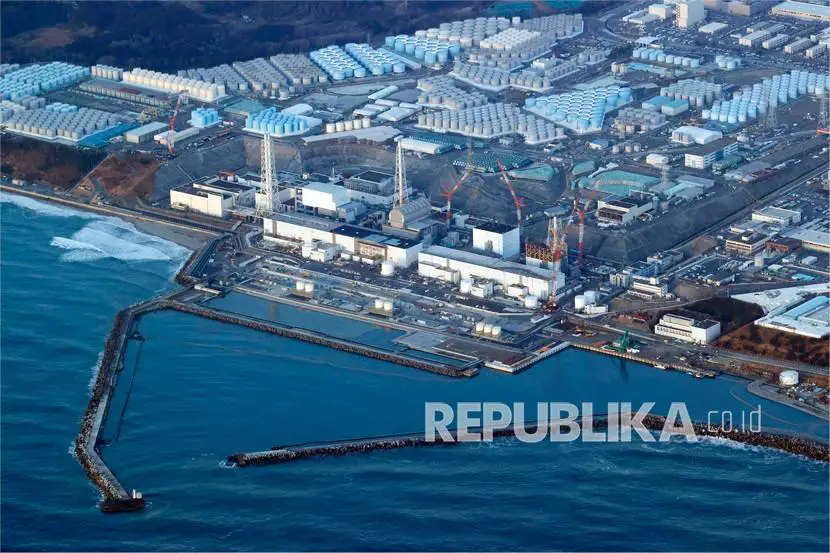 Foto udara ini menunjukkan pembangkit listrik tenaga nuklir Fukushima Daiichi di kota Okuma prefektur Fukushima utara Tokyo Kamis 17 Maret 2022
