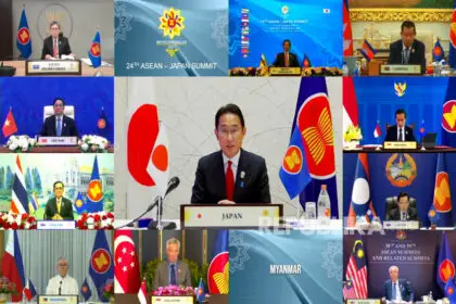 Foto selebaran yang disediakan oleh KTT ASEAN 2021 menunjukkan Perdana Menteri Jepang Fumio Kishida (tengah) menghadiri KTT ASEAN-Jepang.