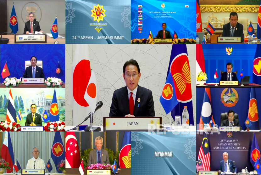 Foto selebaran yang disediakan oleh KTT ASEAN 2021 menunjukkan Perdana Menteri Jepang Fumio Kishida tengah menghadiri KTT ASEAN Jepang