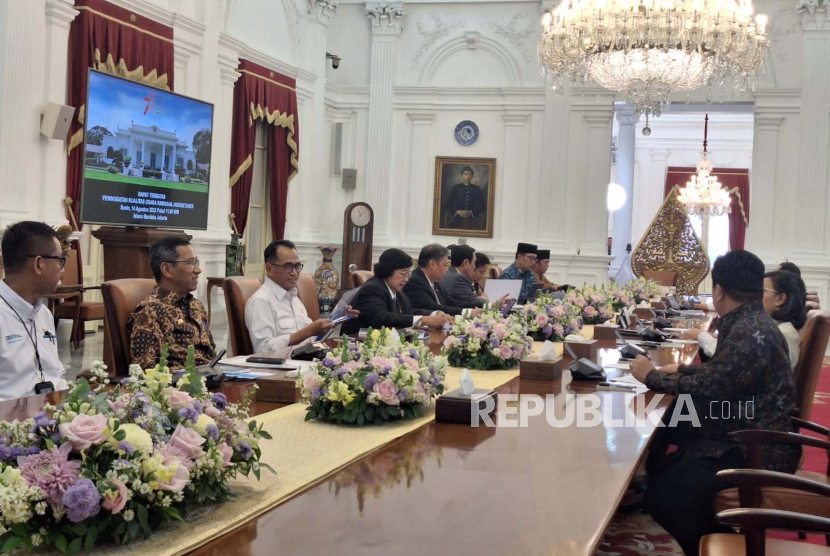 Presiden Jokowi mengumpulkan para menteri Kabinet Indonesia Maju dan Pj Gubernur DKI Jakarta di Istana Negara untuk membahas masalah polusi udara Jabodetabek Senin 1482023