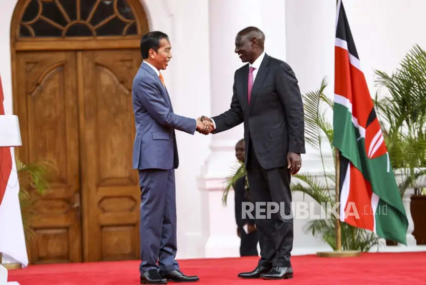 President of Indonesia Joko Widodo L shakes hands with his Kenyan counterpart William Ruto during a joint press conference after holding bilateral talks at Statehouse in Nairobi Kenya 21 August 2023 Widodo is on a state visit to Kenya making him the first Head of State of Indonesia to visit Kenya During their bilateral talks they agreed on areas of cooperation and witnessed the signing of four Memoranda of Understanding and a letter of intent to strengthen commercial collaboration and the promotion of investment between the two countries