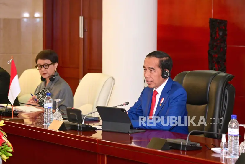 Presiden Joko Widodo Jokowi mengatakan Indonesia masih akan mengkaji dan mempertimbangkan keikutsertaan untuk menjadi anggota BRICS