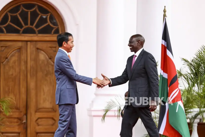 Presiden RI Joko Widodo menyalami Presiden Kenya William Ruto