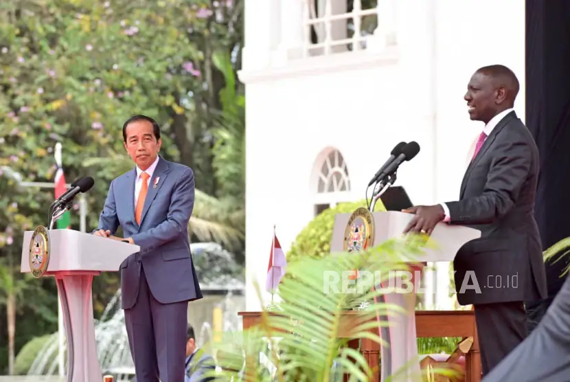 Presiden Jokowi saat melakukan pertemuan bilateral dengan Presiden Kenya William Ruto di State House Nairobi Kenya Senin 2182023
