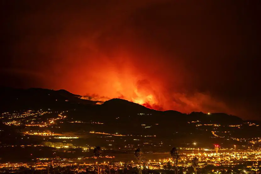 Kebakaran hutan yang berkobar di pulau Tenerife Spanyol secara mengejutkan berubah lebih parah