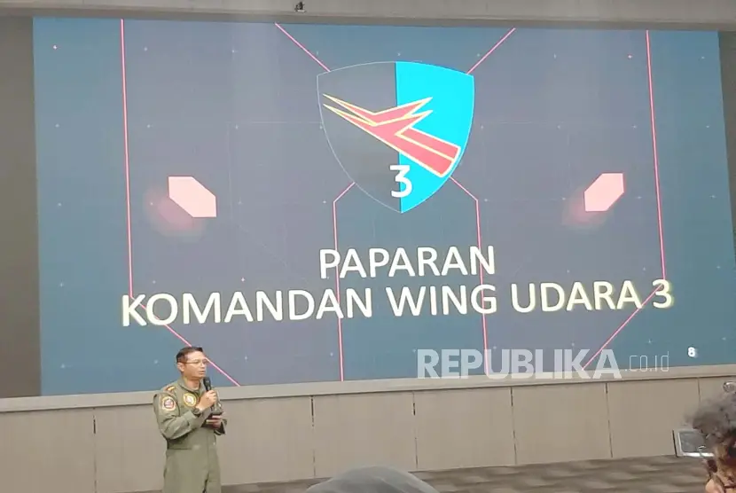 Komandan Wing Udara 3 Lanud Iswahjudi Kolonel Pnb I Gusti Made Yoga menjadi pembicara saat acara media tour dirgantara di Lanud Iswahjudi Magetan Jawa Timur Rabu 2382023