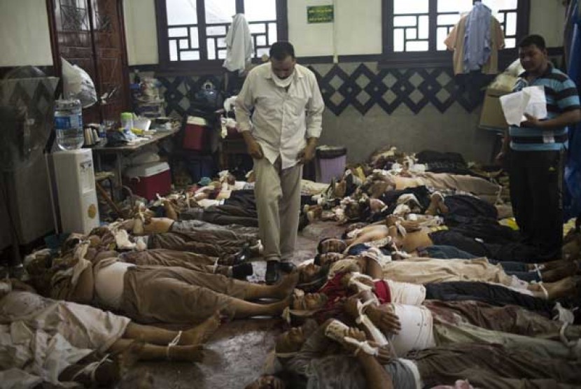 Deretan jenazah korban pembantaian di Rabaa Al Adawiya dikumpulkan di kamar mayat di Nasr CityKairo 14 Agustus 2013