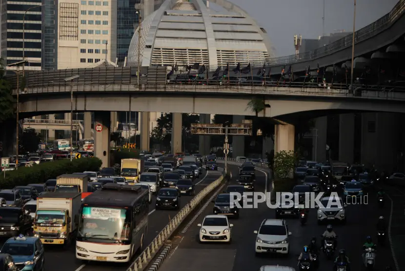 Sejumlah kendaraan keluar dari Tol Dalam Kota menuju Jalan Raya Gatot Subroto di Jakarta Selatan Selasa 1172023 Dirlantas Polda Metro Jaya memberlakukan ganjil genap di 28 titik pintu keluar Jalan Tol Dalam Kota guna mengurai kemacetan Jakarta