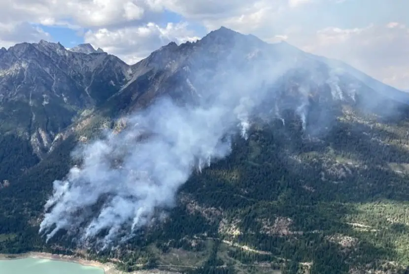 Foto udara menunjukkan kebakaran hutan di dekat Downton Lake bagian selatan British Columbia Kanada pada 26 Juli 2023