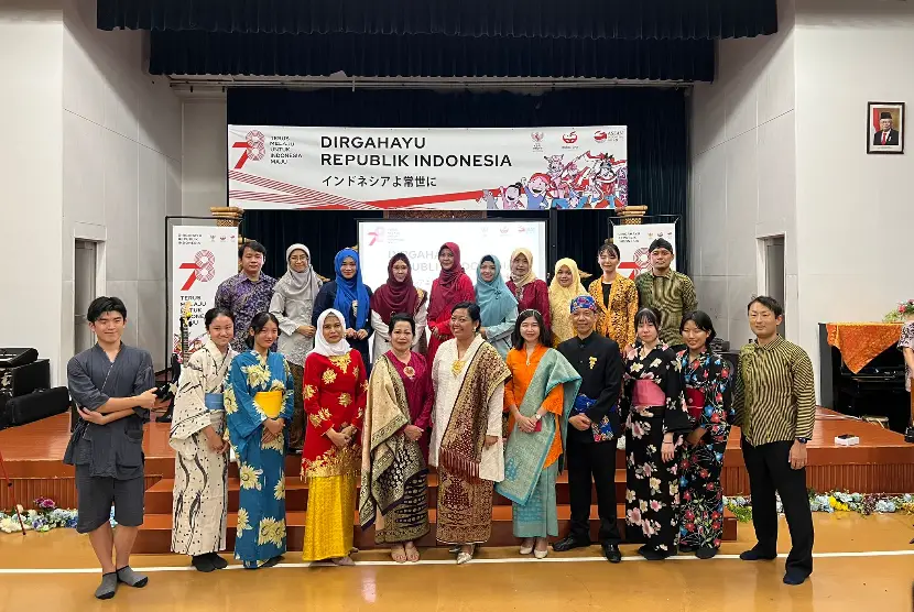 Para guru dan siswa sekolah Indonesia di Tokyo mengenakan pakaian tradisional Indonesia