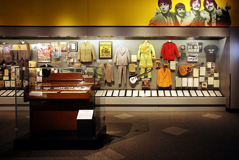 Rock and Roll Hall of Fame yang menunjukkan berbagai memorabilia The Beatles