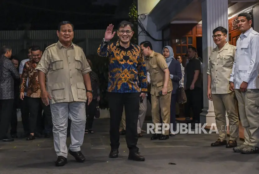 Ketua Umum Partai Gerindra Prabowo Subianto kiri bersama Politikus PDIP Budiman Sudjatmiko kanan melambaikan tangan saat melakukan pertemuan di Kertanegara Jakarta Selatan Selasa 1872023