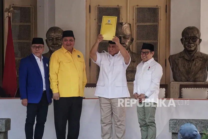 Ketua Umum Partai Gerindra Prabowo Subianto dua kanan menunjukan surat dukungan yang diberikan oleh tiga partai Koalisi pemenangan Prabowo akan membentuk tim kerja pembahasan cawapres