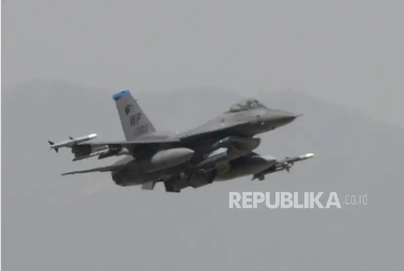 Sebuah jet tempur F 16 Angkatan Udara AS lepas landas dari pangkalan udara saat Korea Selatan dan AS melakukan latihan udara gabungan berskala besar di tengah upaya bersama untuk mempertajam pencegahan terhadap ancaman militer Korea Utara di kota barat daya Gwangju Korea Selatan Senin 1742023