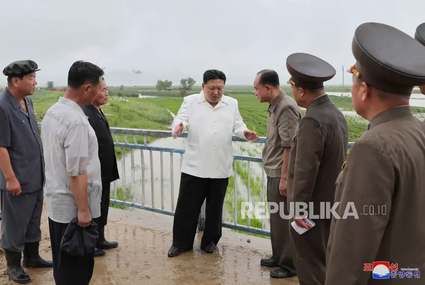 Sebuah foto yang dirilis oleh Kantor Berita Pusat Korea Utara KCNA pada 14 Agustus 2023 menunjukkan pemimpin Korea Utara Kim Jong Un sedang memeriksa daerah yang dilanda Topan Khanun
