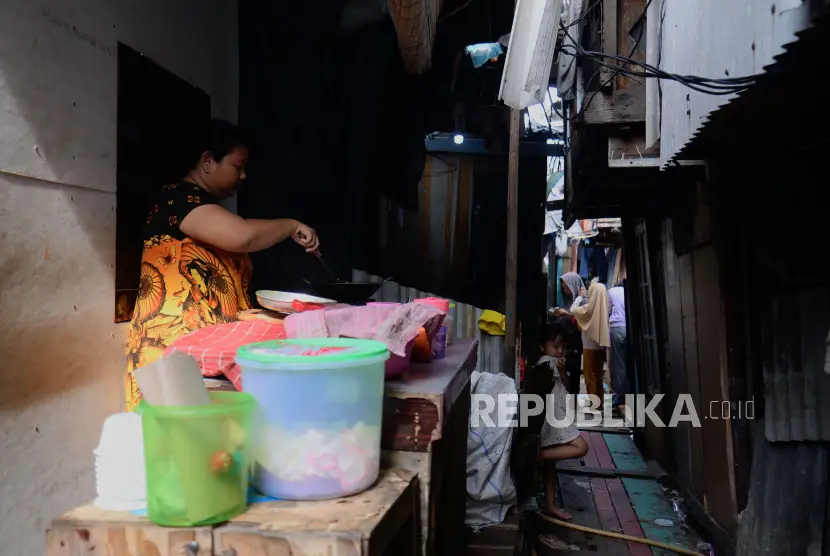 Warga beraktivitas di lorong hunian yang berada diatas laut di kawasan Penjaringan Jakarta Utara Senin 3012023 Kemiskinan ekstrem turun ke level 112 persen