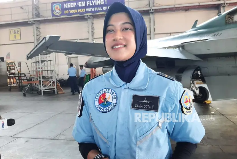 Letda Tek Silvia Octa Viorentika wanita teknisi pesawat tempur di Skadron Teknik Skatek 042 Lanud Iswahjudi Magetan Jawa Timur