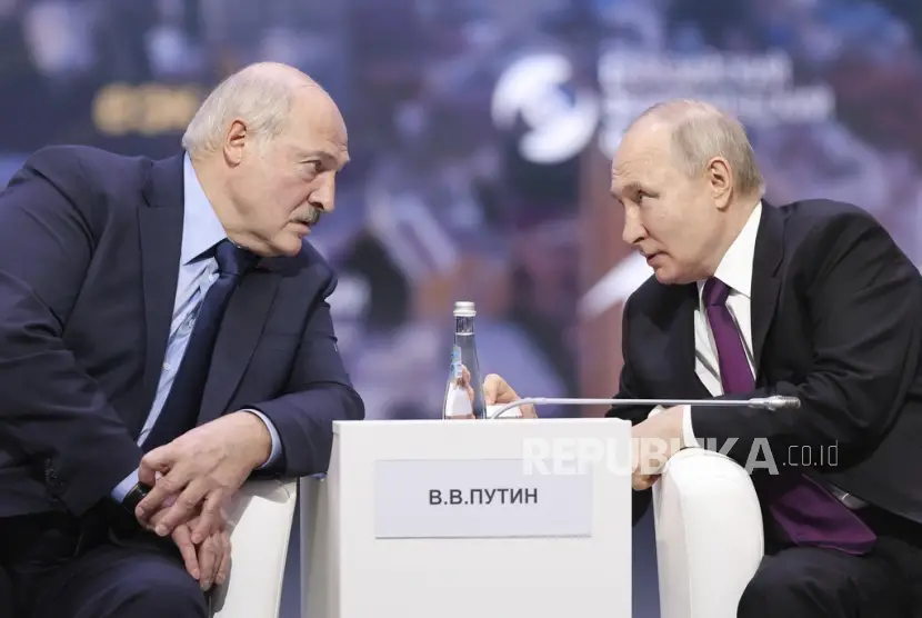 Presiden Belarusia Alexander Lukashenko kiri menyatakan Presiden Rusia Vladimir Putin tidak berusaha mendorong Belarusia untuk bergabung dalam perang di Ukraina