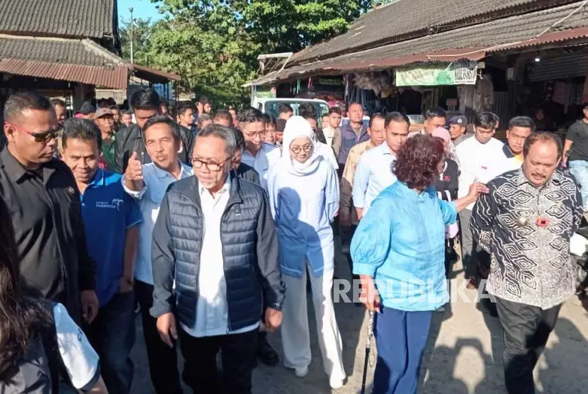 Menteri Perdagangan Zulkifli Hasan meninjau harga kebutuhan pokok di Pasar Pananjung Kabupaten Pangandaran Kamis 2072023