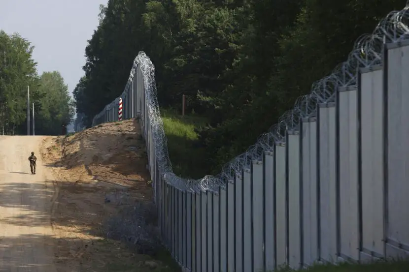 Penjaga perbatasan Polandia berpatroli di area tembok logam yang dibangun di perbatasan antara Polandia dan Belarusia dekat Kuznice Polandia Kamis 30 Juni 2022