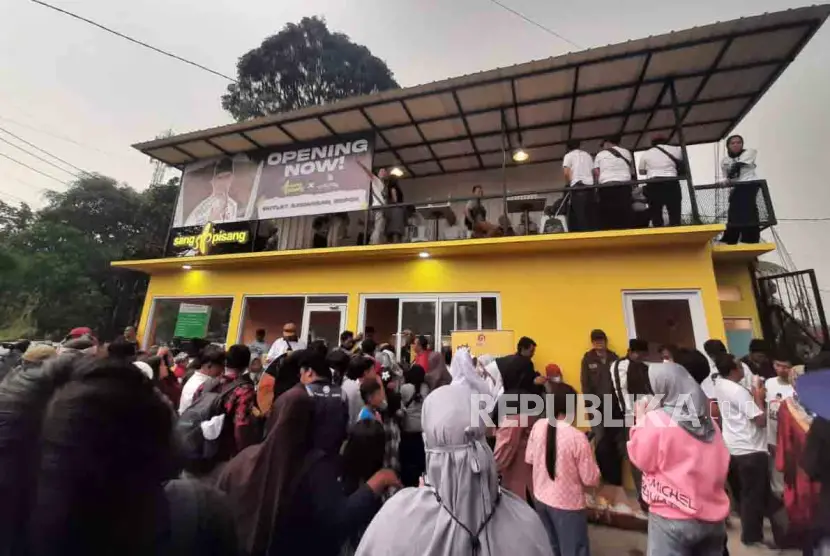 Putra bungsu Presiden Jokowi Kaesang Pangarep saat meresmikan gerai makanan miliknya di Sawangan Depok Relawan sebut meski Jokowi tegaskan Kaesang tak maju di Depok namun dukungan membesar