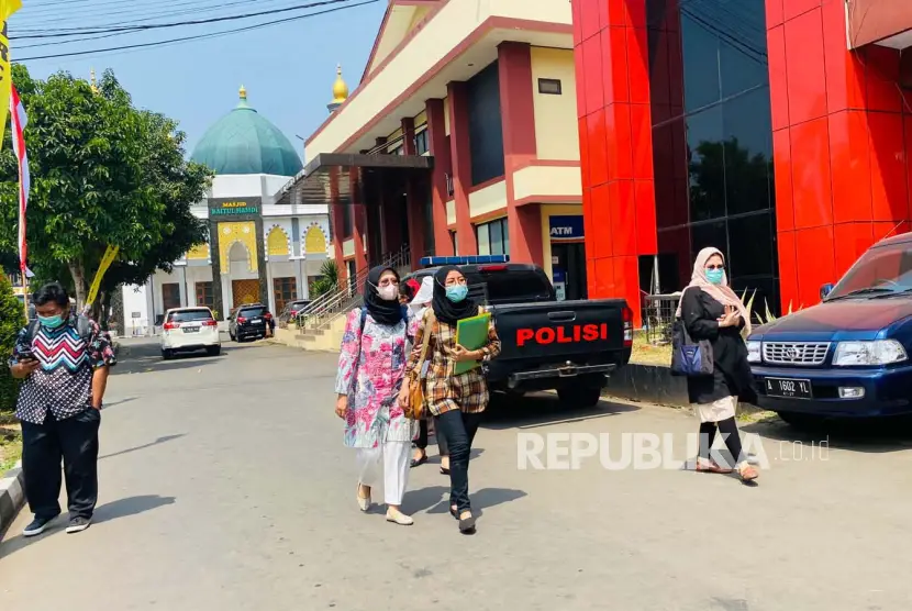 Juru Bicara RS Sentosa Bogor Gregg Djako mendampingi tujuh nakes dalam pemeriksaan kasus bayi tertukar di Polres Bogor Rabu 1682023