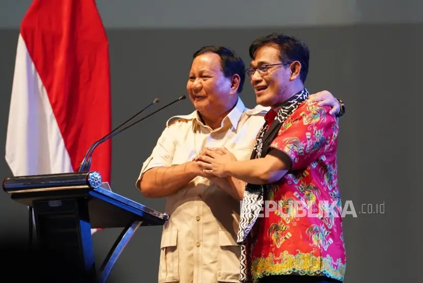 Calon presiden dari Partai Gerindra Prabowo Subianto dan politisi PDIP Budiman Sudjatmiko Politikus PDIP sebut lebih penting bahas elektabilitas Ganjar daripada sanksi Budiman Sudjatmiko