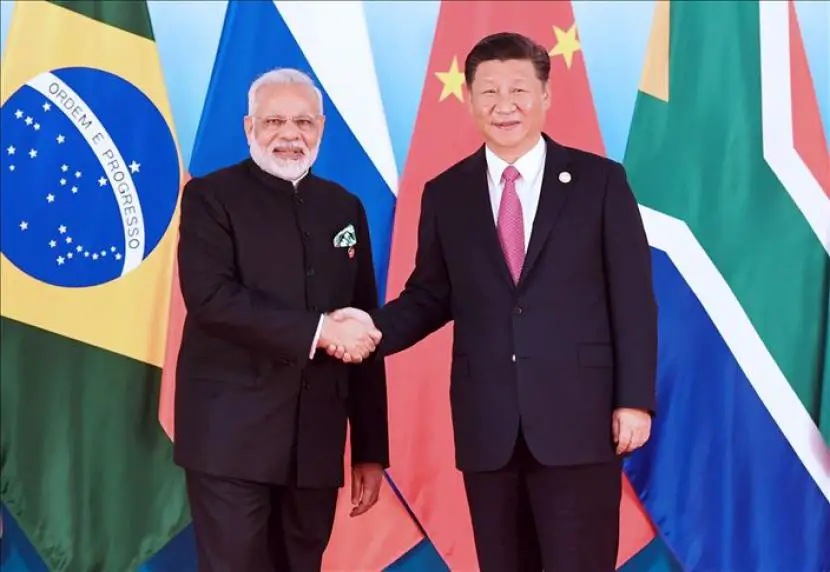 Presiden China Xi Jinping kanan dan Perdana Menteri India Narendra Modi kiri bertemu di sela KTT BRICS di Johannesburg pada Kamis 2482023