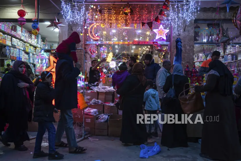 Warga Palestina berbelanja lampu pesta dan dekorasi lainnya di pasar Zawiya menjelang bulan suci Ramadhan di Kota Gaza