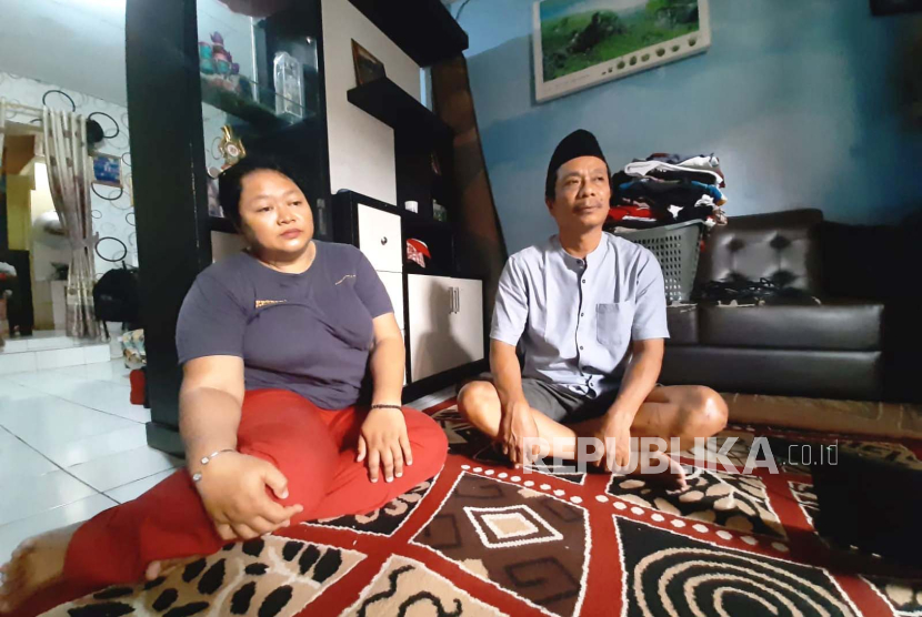 Pemotor yang tertabrak truk hebel di Lenteng Agung Selasa lalu Umar Dani 52 tahun beserta istrinya Siti Robiah 42 tahun saat ditemui di rumahnya di Kelurahan Tanjung Barat Jagakarsa Jakarta Selatan Jumat 2582023