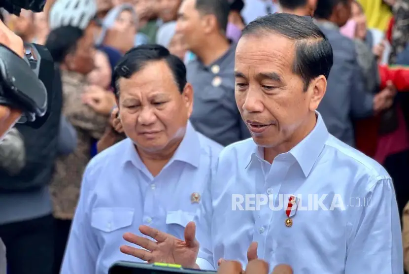 Presiden Jokowi didampingi Menteri Pertahanan Prabowo Subianto Pengamat sebut ada sutradara di balik gerakan pendukung Jokowi berubah dukung Prabowo