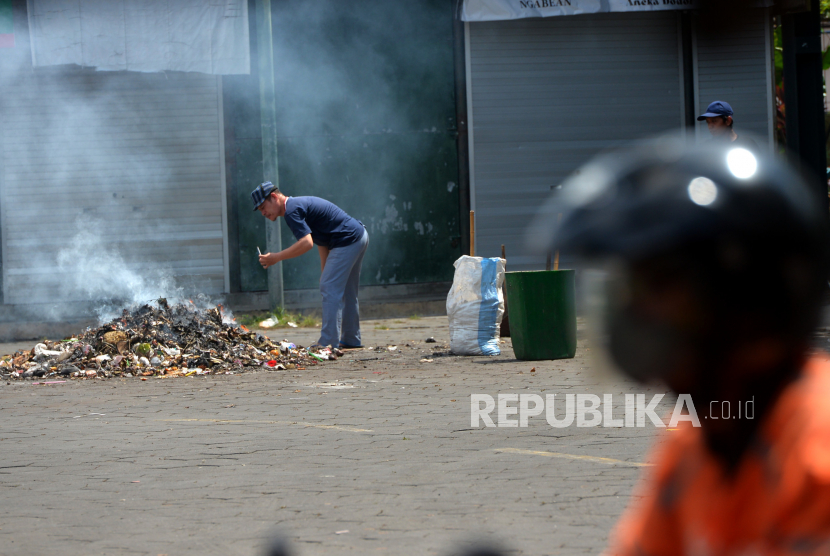 Warga membakar sampah rumah tangga Pengamat meminta Pemprov DKI juga aktif mencegah masyarakat membakar sampahnya