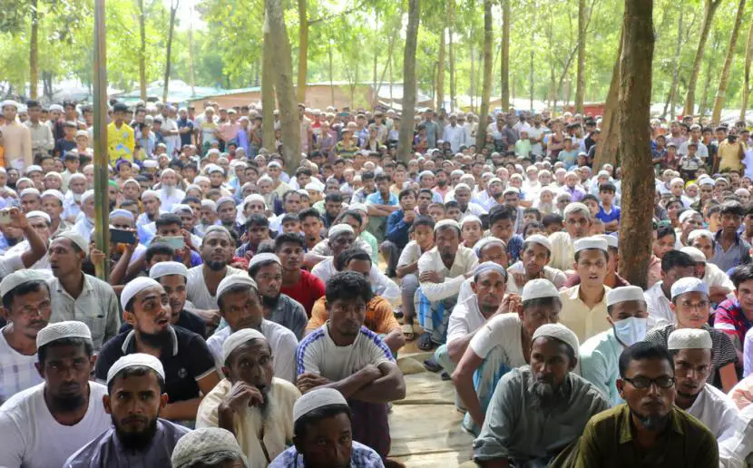 Pengungsi Rohingya berkumpul di sebuah kamp pengungsi Rohingya Kutupalong di Ukhiya di distrik Coxs Bazaar Bangladesh