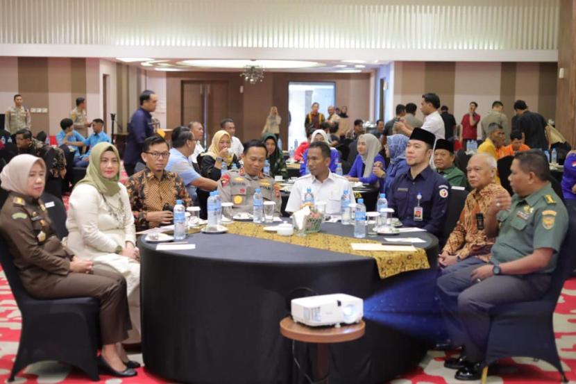 Penjabat Pj Gubernur Kepulauan Bangka Belitung Babel Suganda Pandapotan Pasaribu menghadiri kegiatan Penandatanganan Komitmen Bersama Untuk Mewujudkan Pemilu Damai 2024