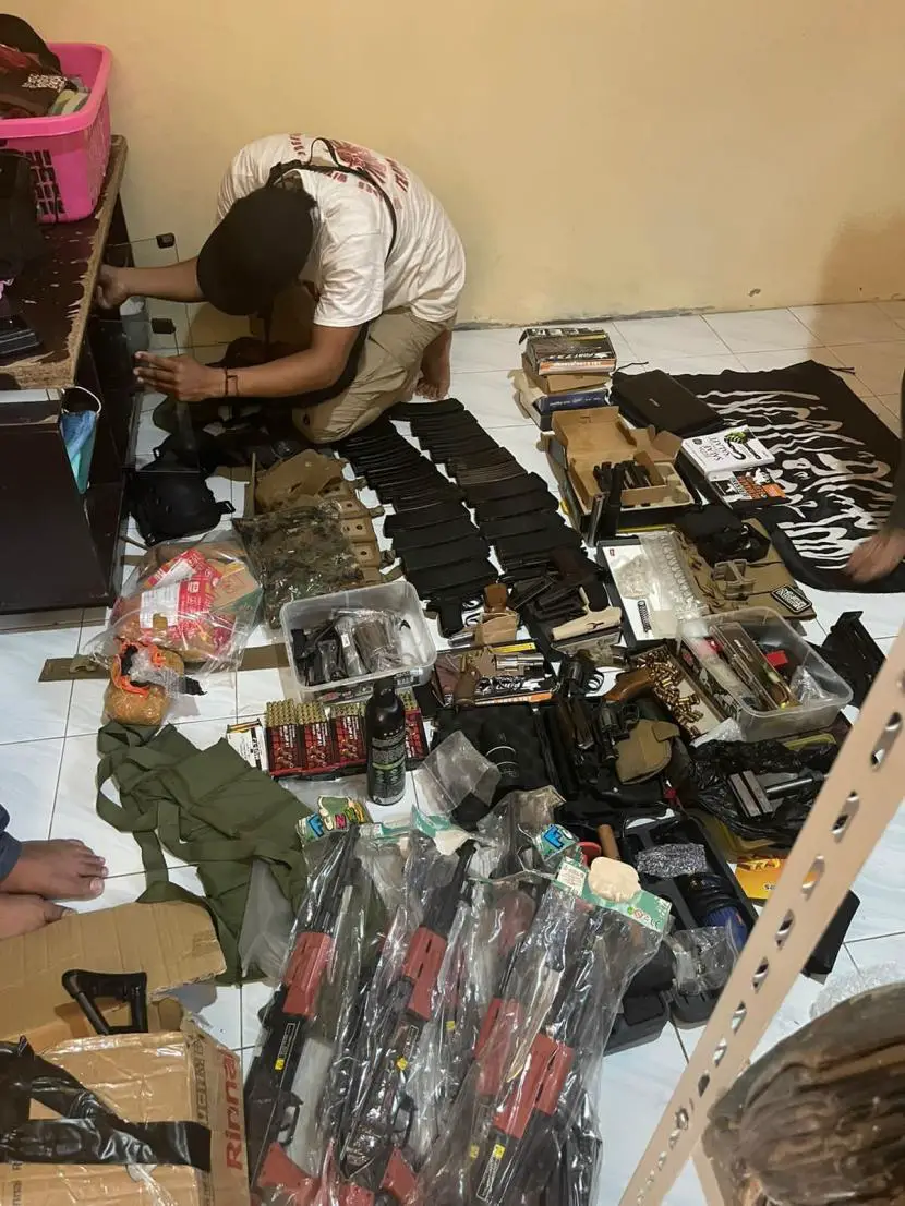 Personel Densus 88 Antiteror Polri menggeledah lemari yang berisi senjata api milik tersangka DE di Kota Bekasi