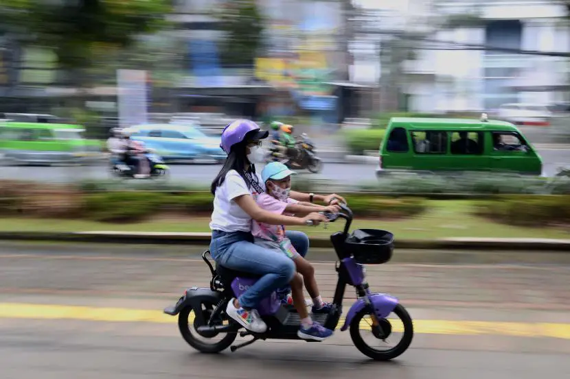 Sejumlah warga mengendarai sepeda listrik di pedestrian Kebun Raya Bogor Jawa Barat Ilustrasi